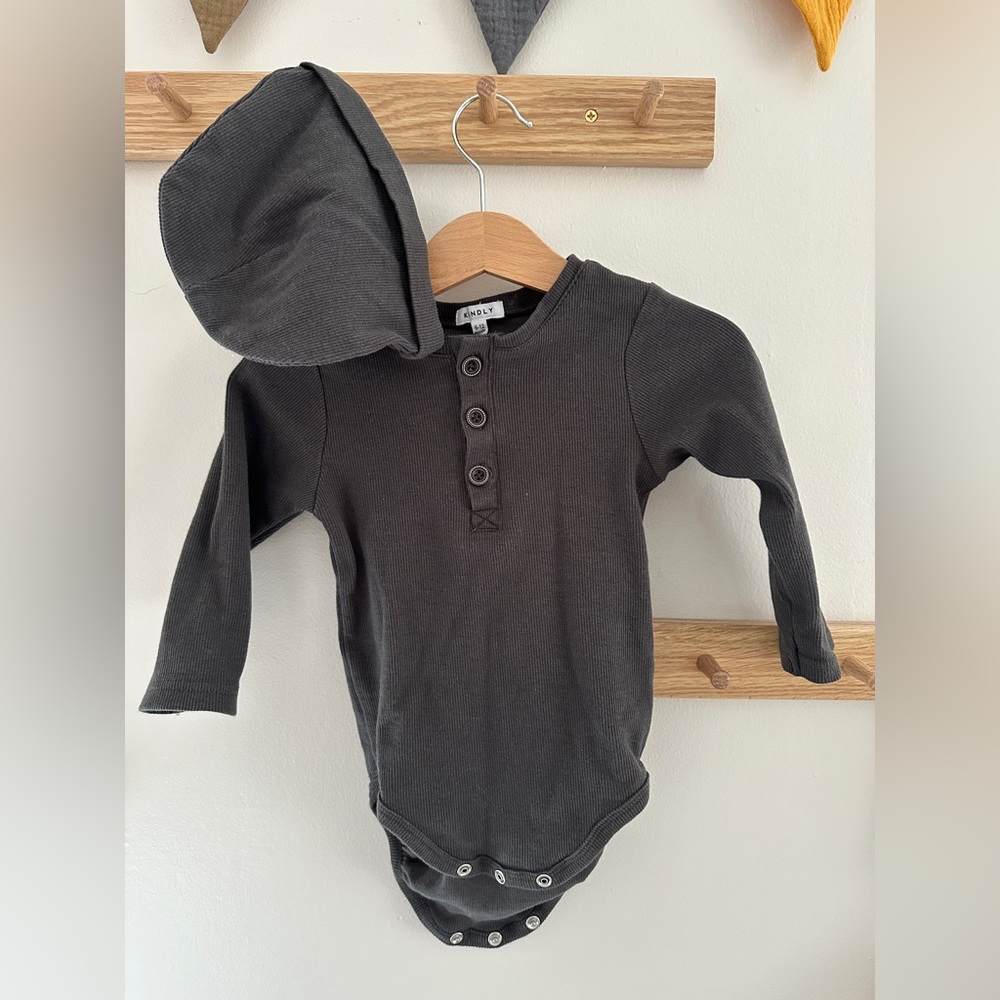 Kindly NWOT Ribbed Bodysuit and hat